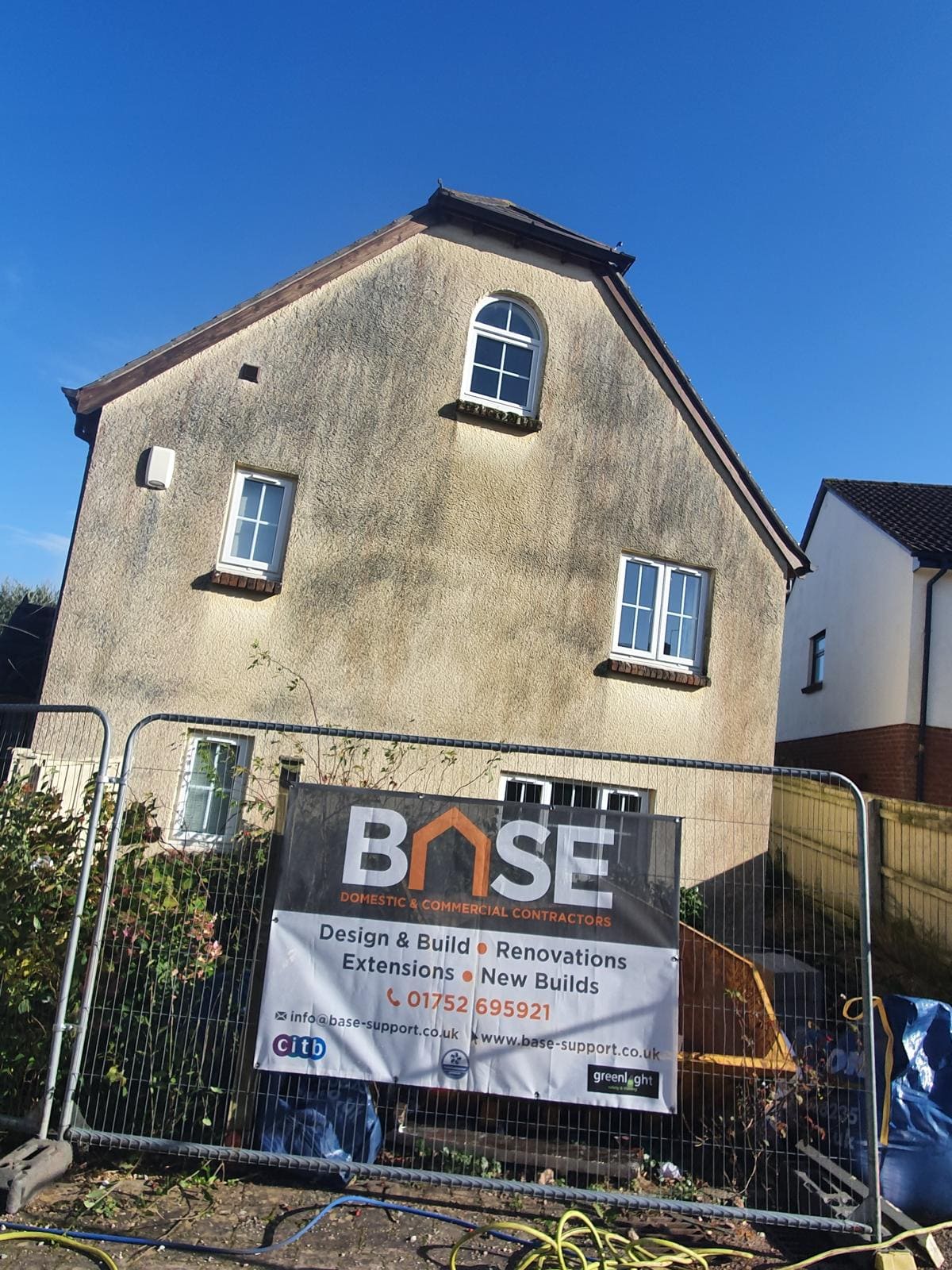 Dirty rendered house wall covered in green algae before softwash