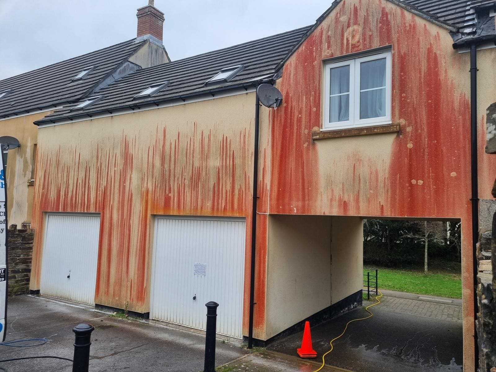 Severe red algae contamination on K-render wall